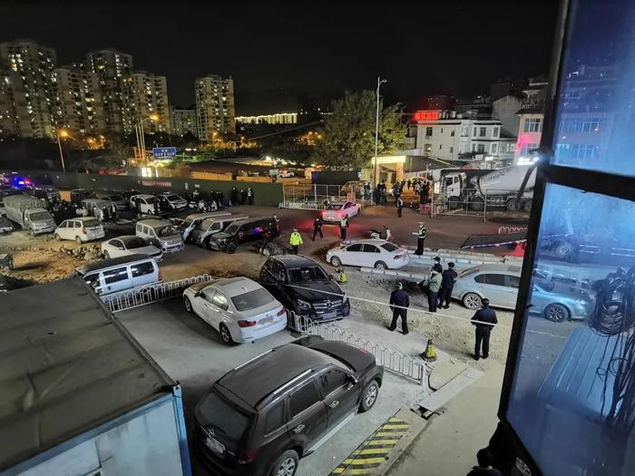 惊心！昆明交警曝光典型：她把刹车当油门，连撞2车5行人1电动车