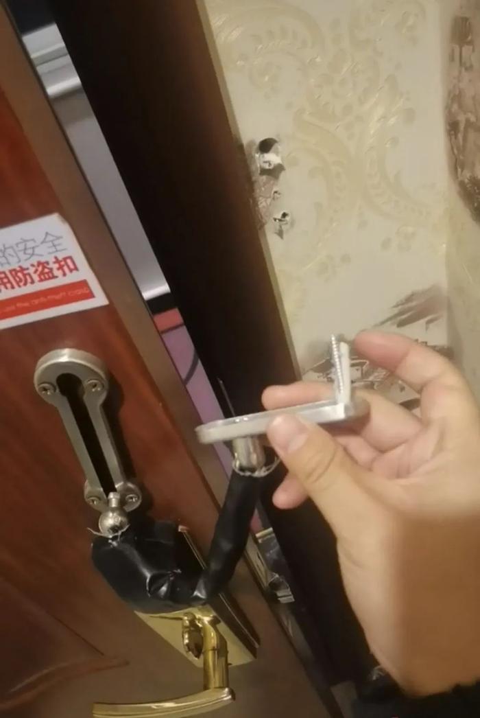 男子吐槽酒店门锁形同虚设，商家：锁不上他敢睡觉？