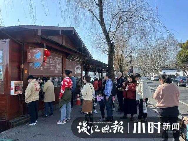 “像下饺子！”这是今天的西湖，网友：不用上班的吗？