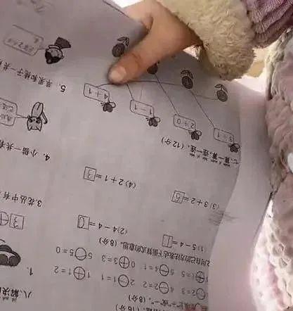 幼儿园5岁女孩误把一年级7岁哥哥数学作业写了，得知后崩溃大哭