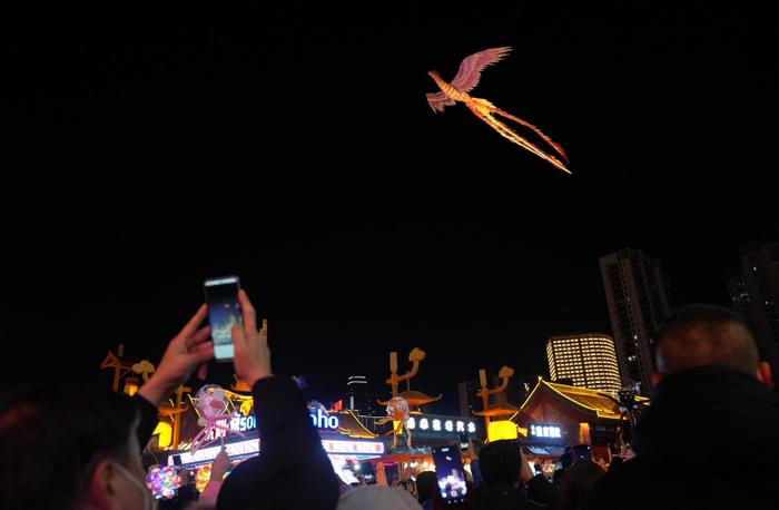 快看！沈阳有一只在夜空中遨游的金凤凰……