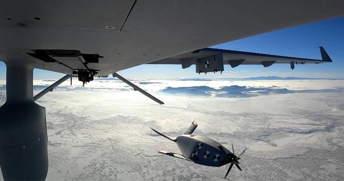 MQ-1C“灰鹰”试验投放“小鹰”无人机 图片来源:通用原子能公司