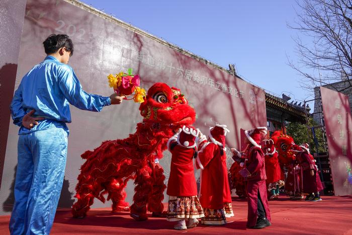 节日东城｜立春日，古观象台下“鞭打春牛”迎春纳福