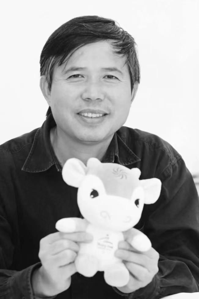 吴冠英与“福牛乐乐”。图/清华大学美术学院