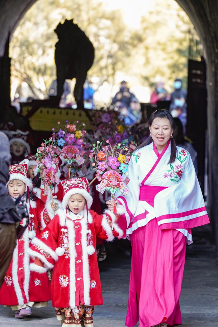 节日东城｜立春日，古观象台下“鞭打春牛”迎春纳福