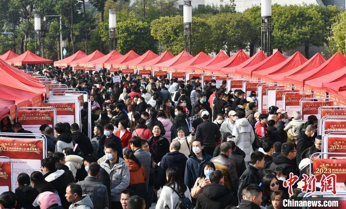 1月29日,四川省广安市招聘会现场。 张启富 摄