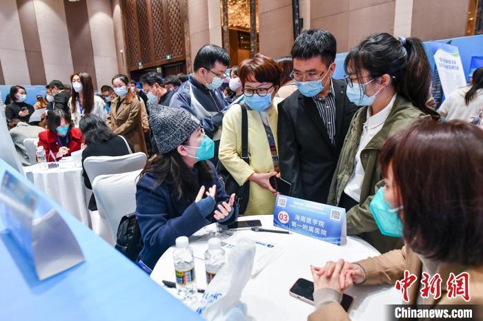1月31日,海南省“回归家乡·投身自贸港”春节返乡人才对接会人气火爆。 骆云飞 摄