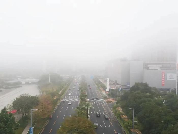 雾蒙蒙！今早佛山发布大雾预警，雨雾天气要持续到……