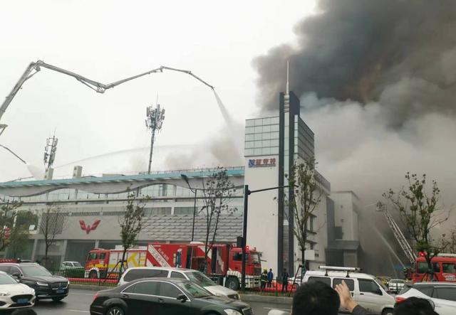 杭州市区一仓库起火，现场商户急瞪眼：“我存了几十万的货，有些人上百万...”