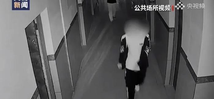 胡鑫宇失踪的三个多月里,他的家人有过各式各样的猜想,但唯独没有想到是孩子的情绪出现了问题。