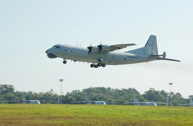 航空兵某团组织多架反潜巡逻机 开展多机接力反潜训练