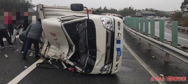 惊险！货车在高速匝道转弯打滑翻车，交警提醒→