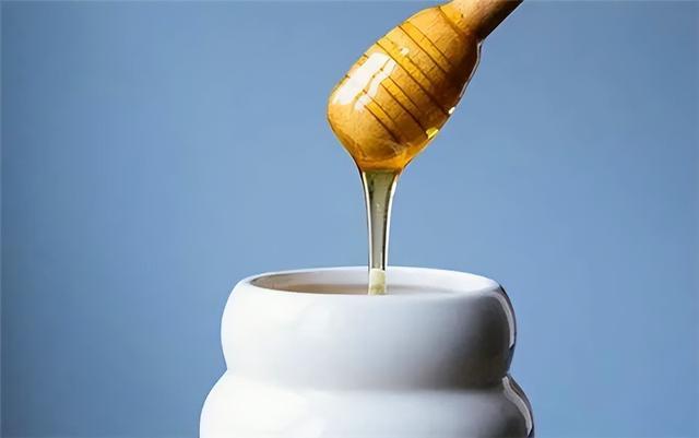 蜂蜜怎么分辨真假好坏？老蜂农教会你4招实用办法，再也不怕买假蜜！