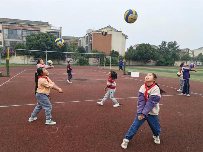 追光丨成都的这所乡村小学里，有一群逆袭的“排球少年”