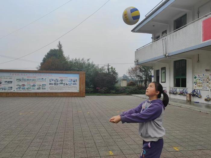 追光丨成都的这所乡村小学里，有一群逆袭的“排球少年”