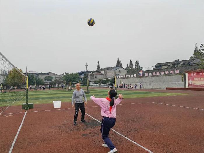 追光丨成都的这所乡村小学里，有一群逆袭的“排球少年”