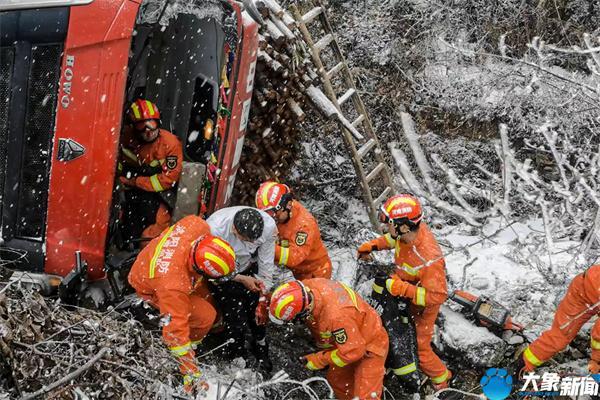 雪天路滑一货车坠沟司机被困，洛阳消防徒步7公里翻越1000米山脊救援