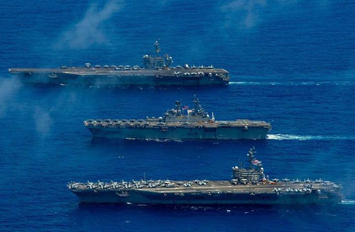 “勇敢盾牌”-22中的“林肯”号、“里根”号航母与“的黎波里”号两栖攻击舰 图片来源:美国海军