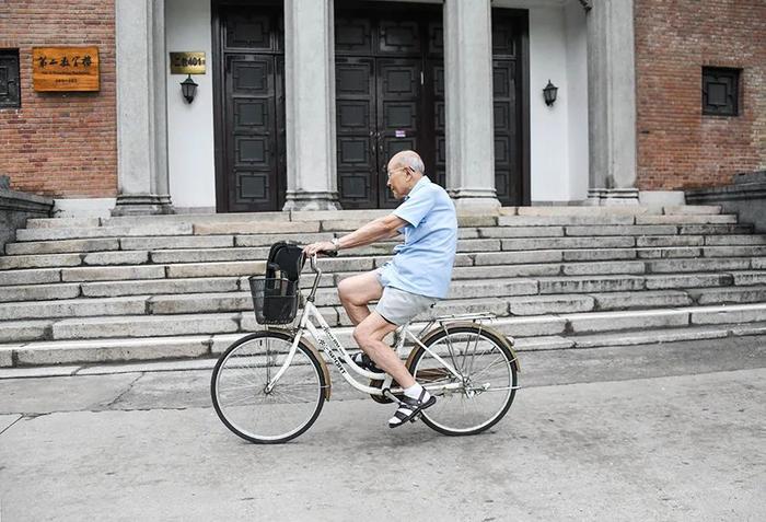 逝者 | 生于天津，95岁仍开直播授课，在清华教书时间最长的先生走了……