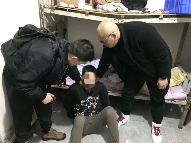 厂房被盗，一个戴面罩的黑衣男子引起警方注意 ……