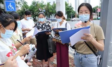 一棵“野蛮生长”的树横跨两个单位，该由谁负责处理？