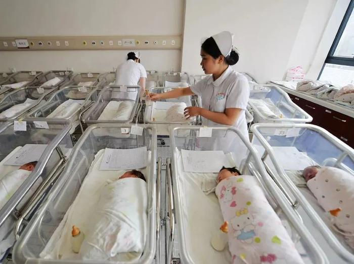 “降低法定婚龄”，不是提高生育率良方 | 新京报专栏