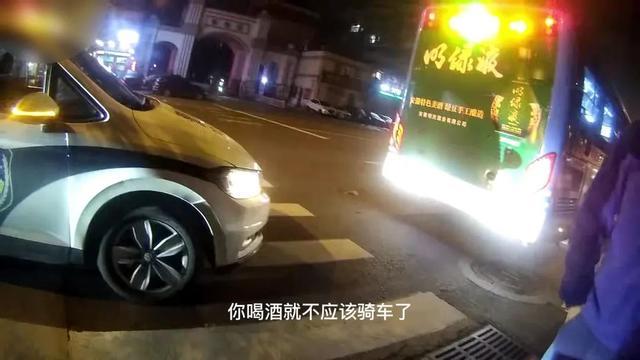 男子醉酒骑摩托车追尾公交车：我觉得离家近，所以 ......