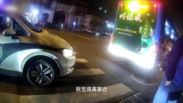 男子醉酒骑摩托车追尾公交车：我觉得离家近，所以 ......