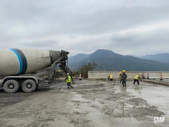 最新！贵州高速公路第一长隧——桐梓隧道开始进行铺装→