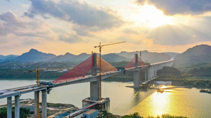 广西培森柳江特大桥合龙 主跨长度位居目前同类型桥梁跨径世界第一