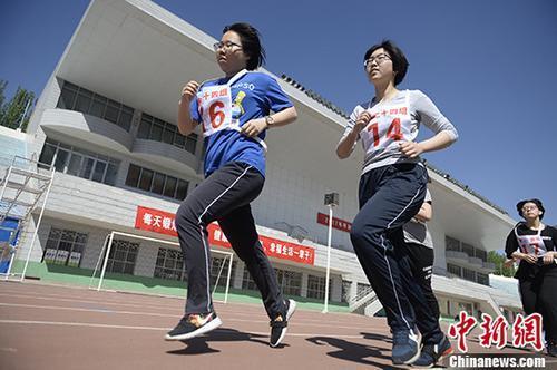 资料图:女生参加800米跑科目考试。 中新社记者 刘文华 摄