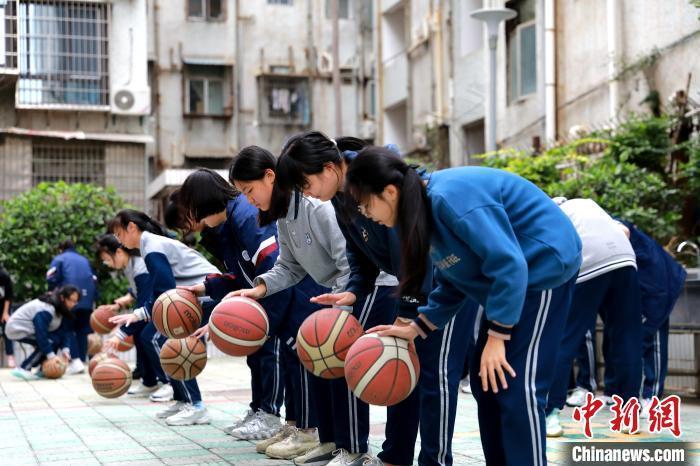 资料图:图为初中生体育课上学习运球。 李思源 摄