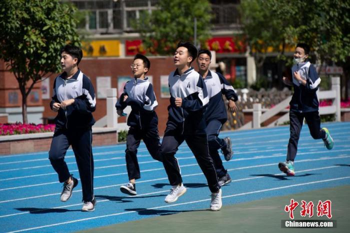 资料图:学生在操场上体育课。中新社记者 韦亮 摄