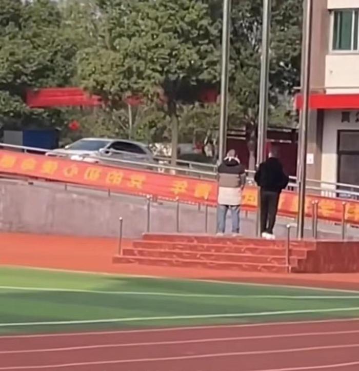▲视频中,两位迟到的老师正在罚站。截图来自社交媒体视频