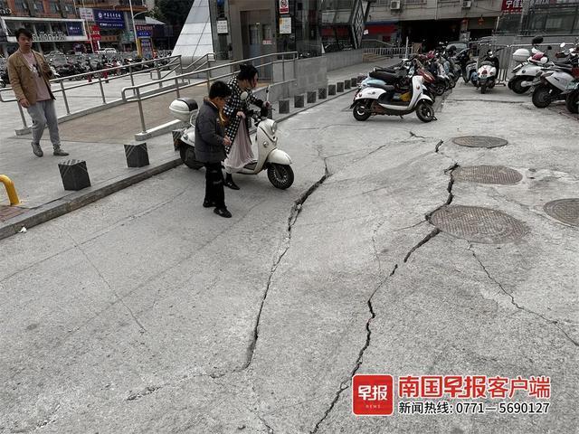 险！南宁一地铁口附近路面开裂塌陷，部门回应