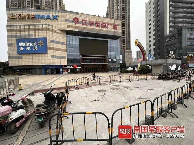 险！南宁一地铁口附近路面开裂塌陷，部门回应