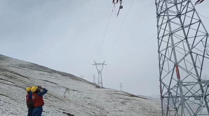 穿行哈秀山区 海拔4800米的踏雪巡线