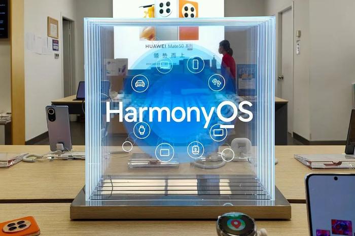 资料图:上海一家华为专卖店内的的鸿蒙HarmonyOS标识牌。