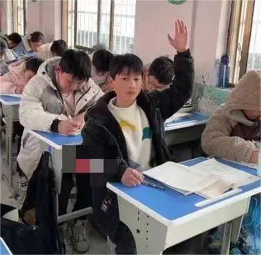 学生问螃蟹好不好吃，这位河南老师做了一件事