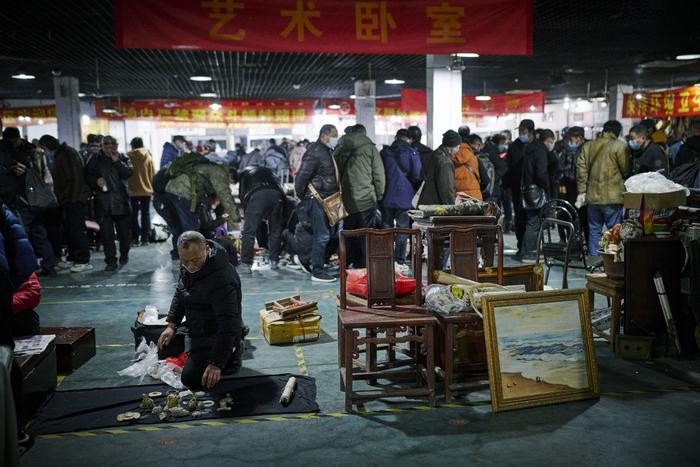 城事｜新冠危机过后，上海地摊市场又见火爆人气