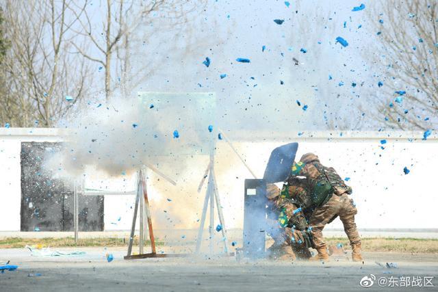 武警特战官兵“亮剑”