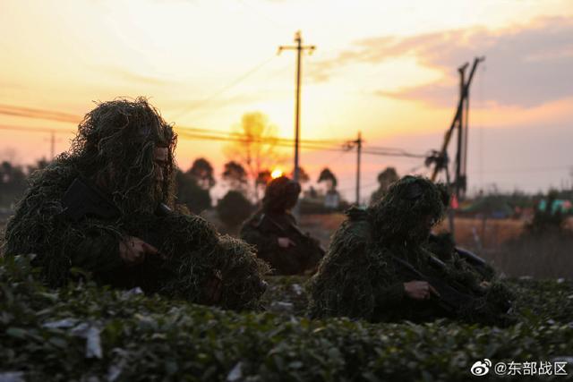 武警特战官兵“亮剑”