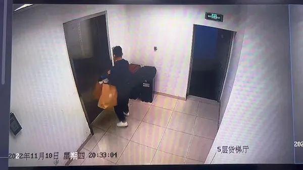 整箱整袋地搬！800多件服装7.5折卖，知名品牌高管遭了