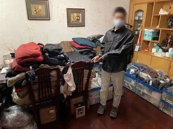 整箱整袋地搬！800多件服装7.5折卖，知名品牌高管遭了