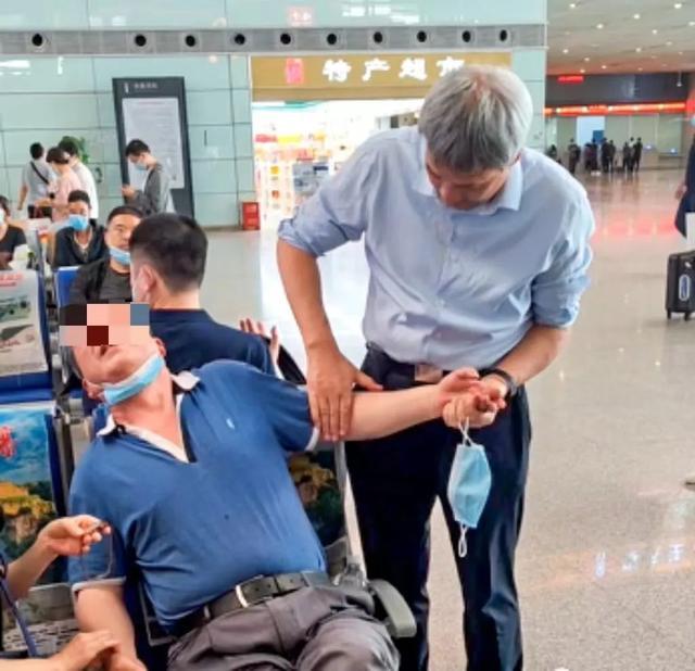 宋兆普在西安高铁站救人。视频截图