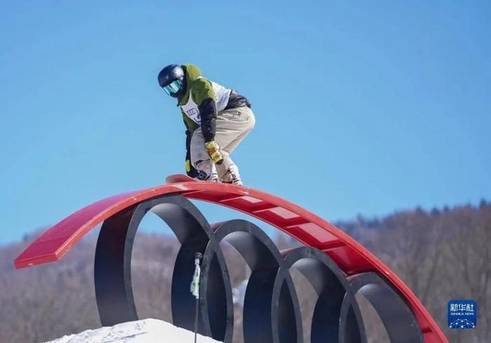 在世界极限运动会(中国)滑雪巡回赛总决赛上，山西运动员包揽冠亚军