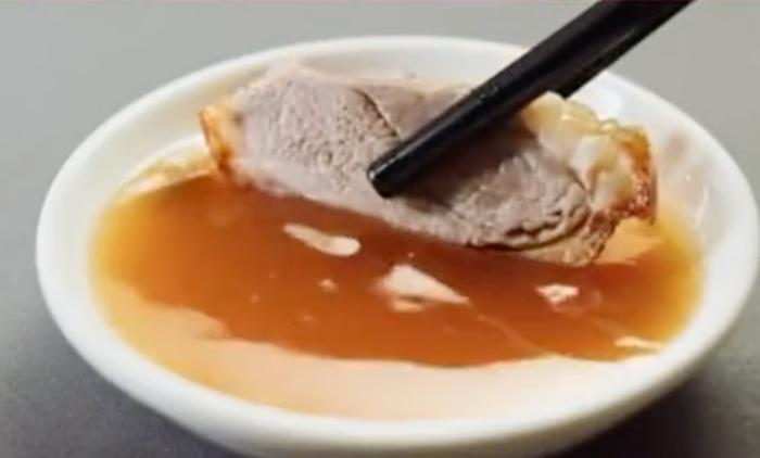 《乌梅子酱》让网友吵翻了，“酱”的英文是jam还是sauce？