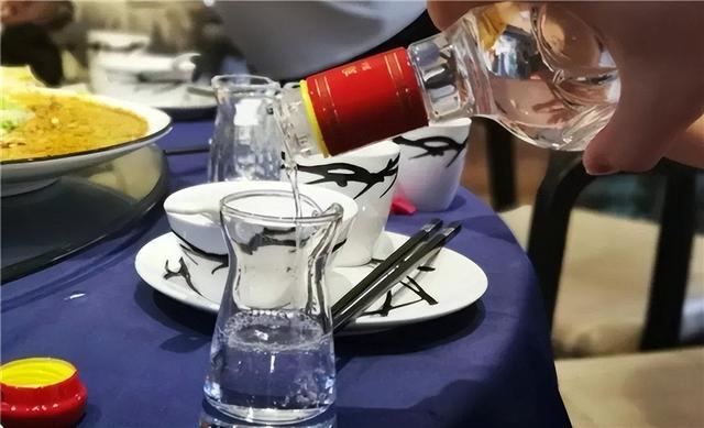 酒桌上倒酒敬酒，一定要从右边开始？以前不懂，现在明白还来得及