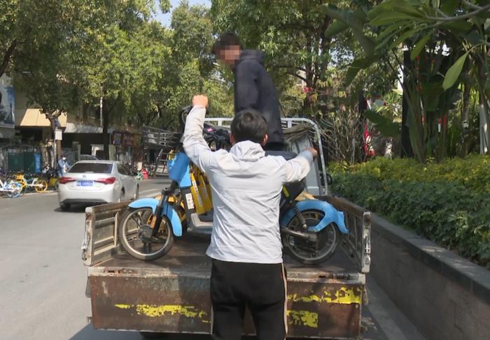 电动车停满人行道，行人侧身都过不了！有地方想出了“奇招”