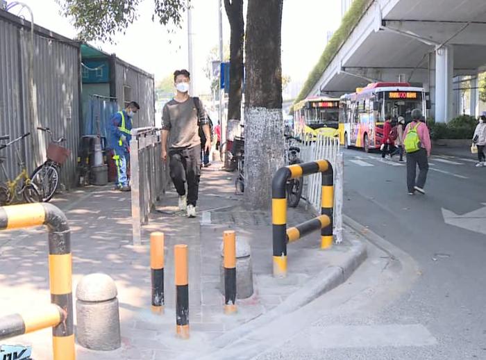 电动车停满人行道，行人侧身都过不了！有地方想出了“奇招”